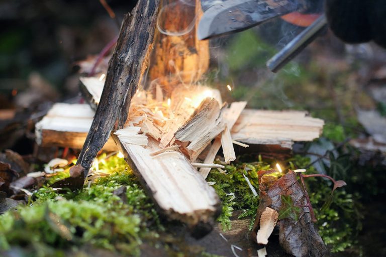 allumer un feu de camp pour la survie