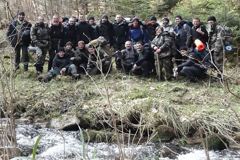 groupe survie en bord de rivière