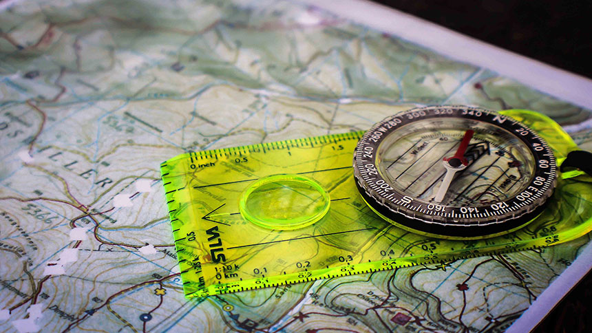 boussole et carte IGN pour l'orientation