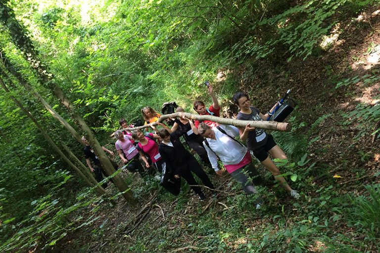 porter un tronc en forêt